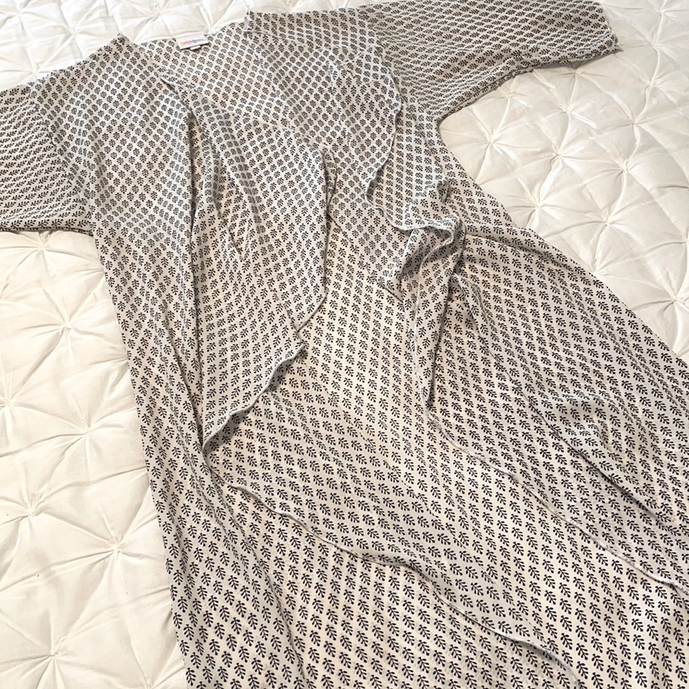 LuLaRoe Shirley lightweight kimono size small